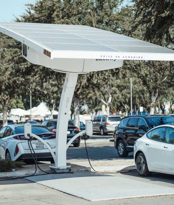 Recharger sa voiture électrique avec des panneaux solaires à Tournai