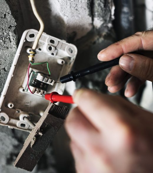 electricien-travaillant-min electricien-travaillant-min